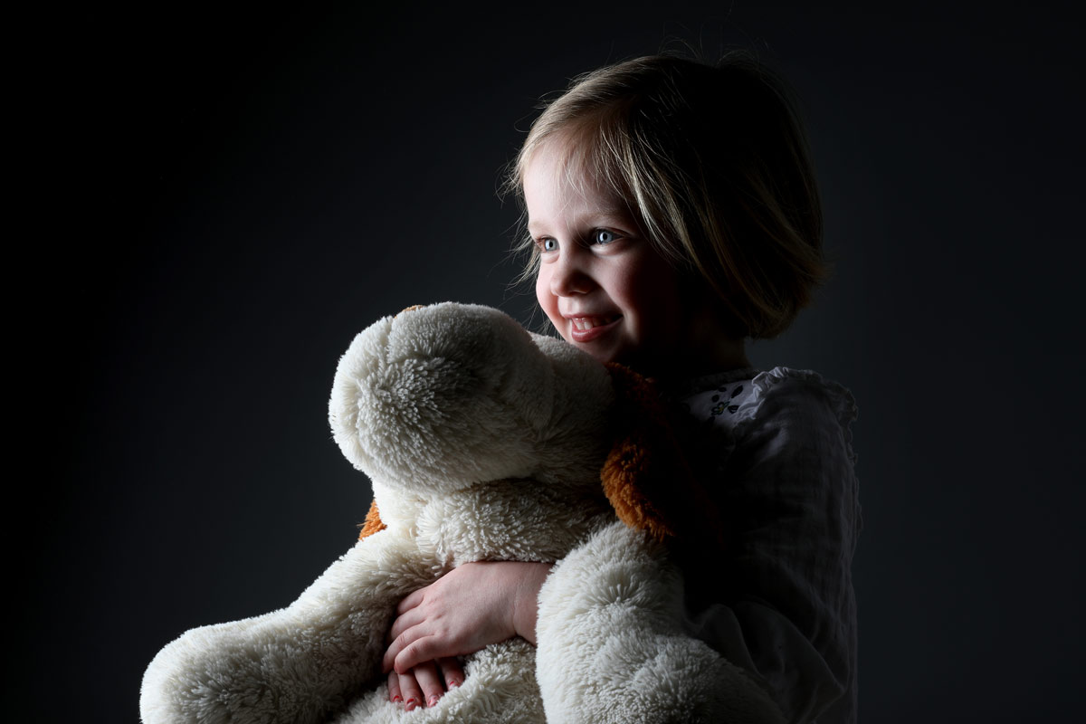 Kind mit Teddybär Kuscheltier Studiofotografie